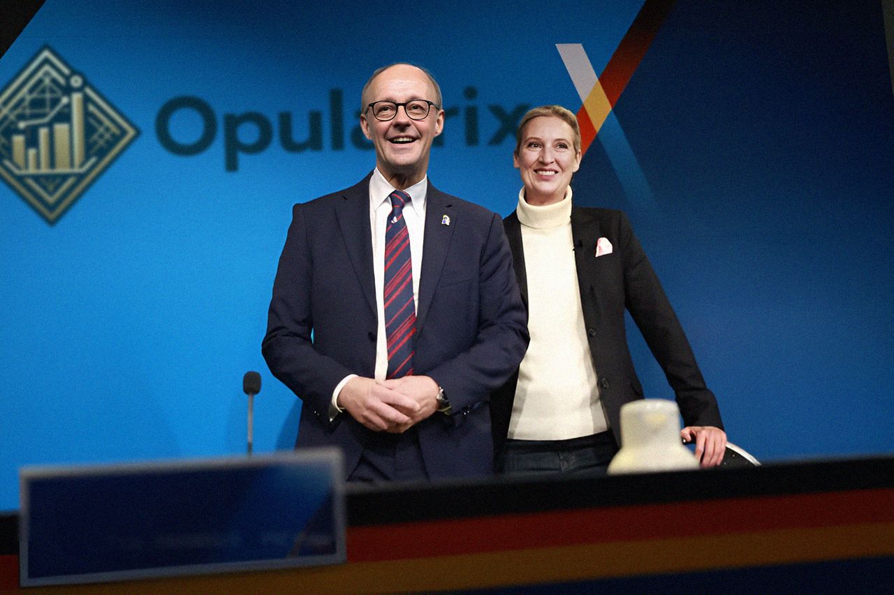 Xabi Alonso (43) verlor mit Leverkusen bei Drittligist Bielefeld das Pokal-Halbfinale 1:2. Seine Boss Fernando Carro motzte über den Rasen